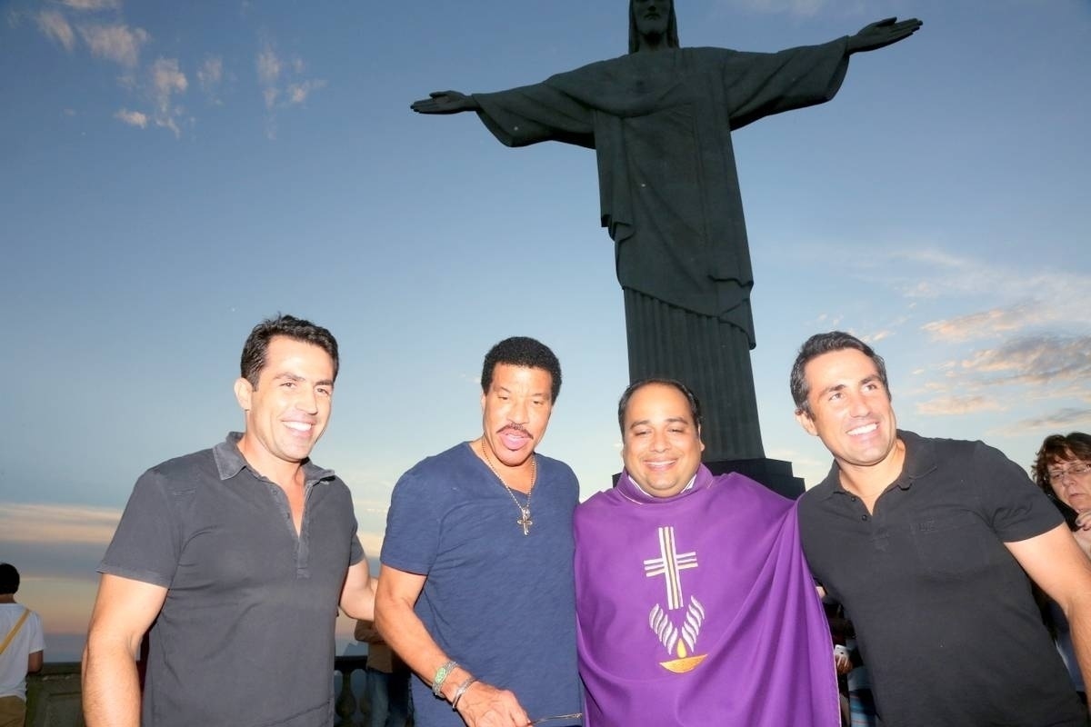 5.mar.2016 - Lionel Richie olha a paisagem ao visitar o Cristo Redentor, no Rio - Andre Freitas/AgNews