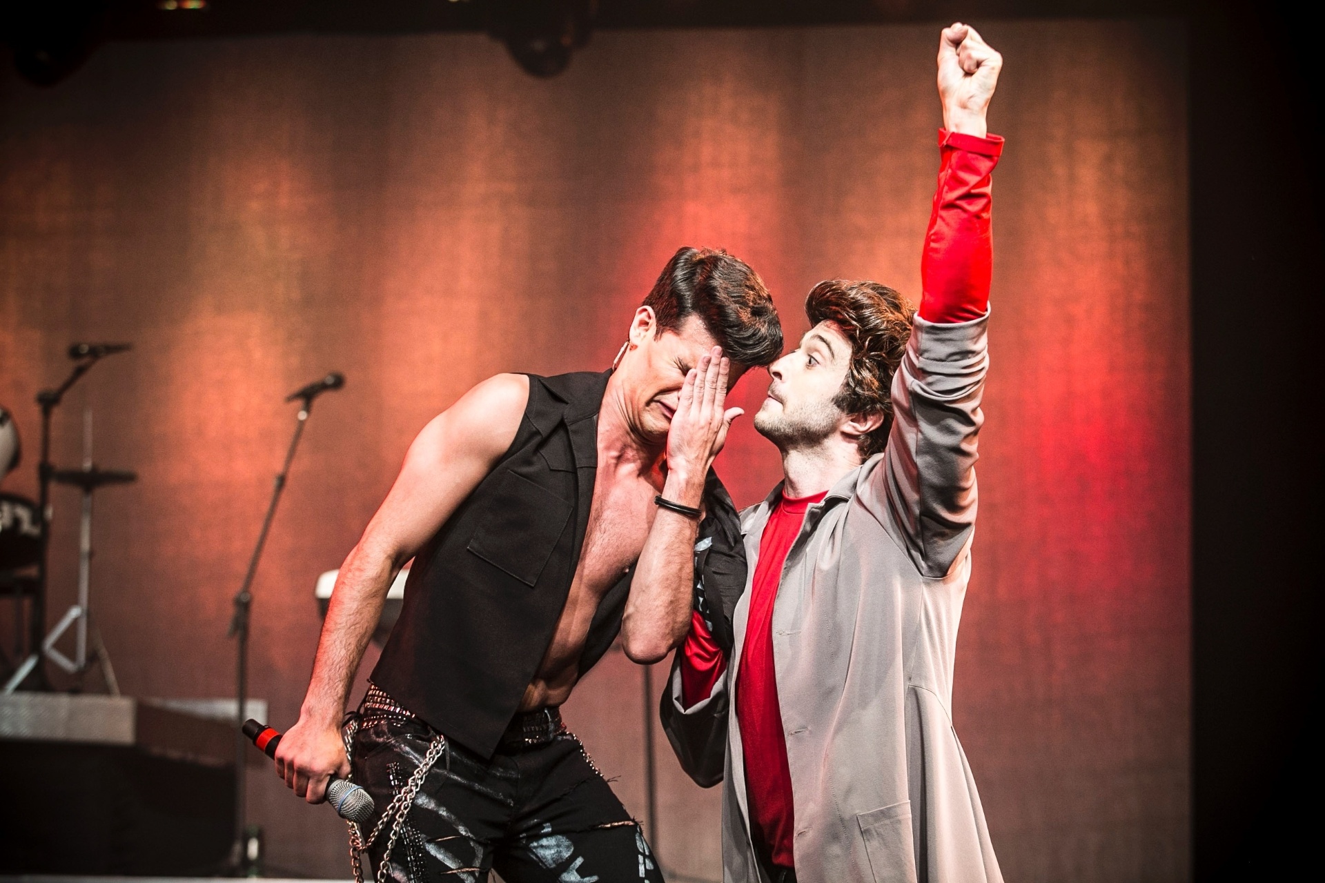 8.mar.2016 - O ator Ruy Brissac, que interpreta Dinho, o vocalista e líder dos Mamonas Assassinas, faz caras e bocas durante apresentação especial do musical - Lucas Lima/UOL