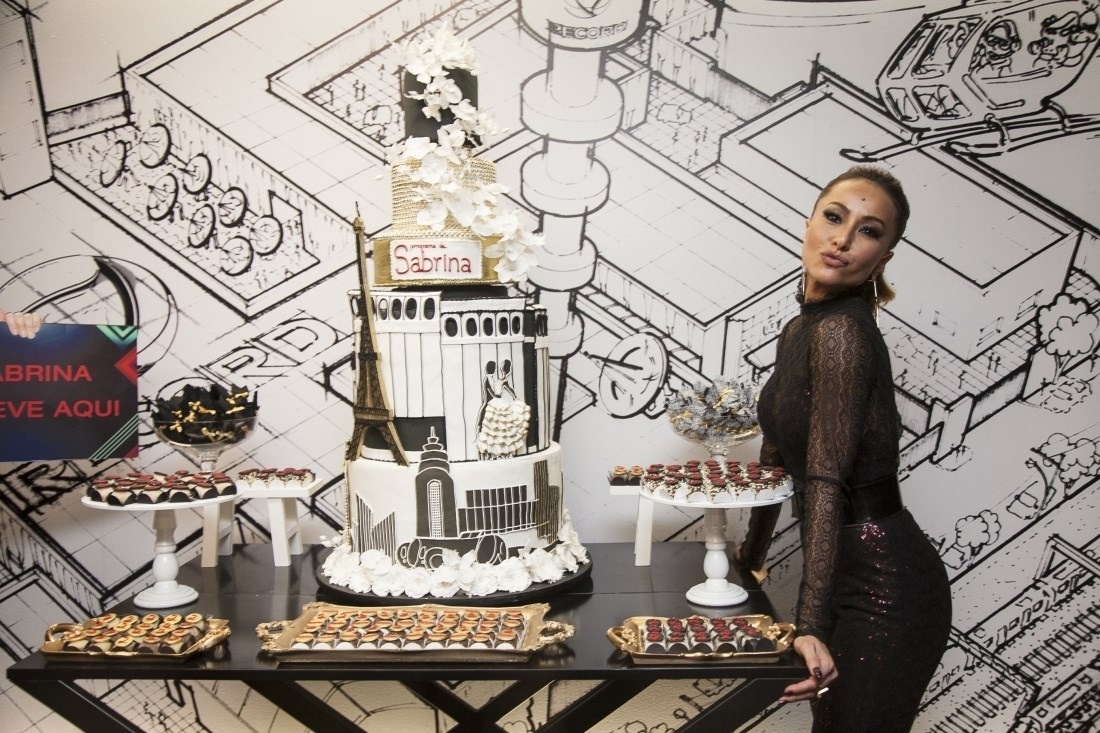 Sabrina Sato ganha festa de sua equipe após a gravação do especial de dois anos do "Programa da Sabrina" - Edu Moraes/Rede Record