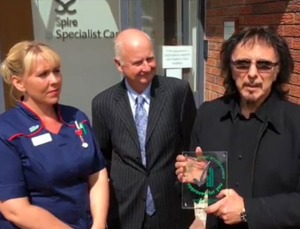 Tony Iommi entrega prêmio para hospital onde tratou seu câncer, na Inglaterra - Reprodução/The Birmingham Mail