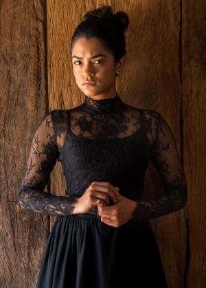 Luzia (Lucy Alves) como viúva de Santo, em "Velho Chico" - Estevam Avellar/Globo - Estevam Avellar/Globo