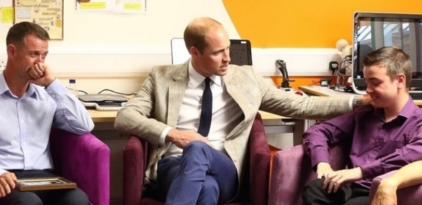 Príncipe William consola o garoto Ben, que perdeu a mãe há um ano, durante visita a um centro de cuidados para doentes terminais em Luton, sul da Inglaterra - Reprodução/Instagram/KeechHospiceCare