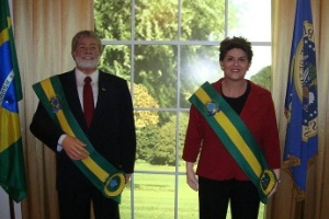 Antiga disposição do museu de cera Dreamland, em Gramado, trazia o ex-presidente Luiz Inácio Lula da Silva e a então presidente Dilma Rousseff lado a lado no salão oval junto de outras estátuas de presidentes. Hoje a estátua de Dilma está exposta sozinha em um canto do museu, enquanto o boneco de Lula está no ateliê "descansando" - Leandro Armando