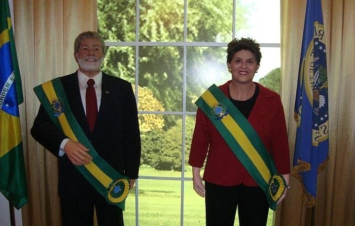 Antiga disposição do museu de cera Dreamland, em Gramado, trazia o ex-presidente Luiz Inácio Lula da Silva e a então presidente Dilma Rousseff lado a lado no salão oval junto de outras estátuas de presidentes. Hoje a estátua de Dilma está exposta sozinha em um canto do museu, enquanto o boneco de Lula está no ateliê "descansando" - Leandro Armando
