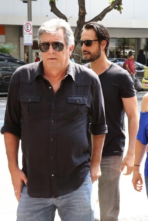 15.set.2016 - Eduardo Galvão e Rodrigo Santoro chegam para o velório de Duda Ribeiro no Rio de Janeiro - Roberto Filho/Brazil News