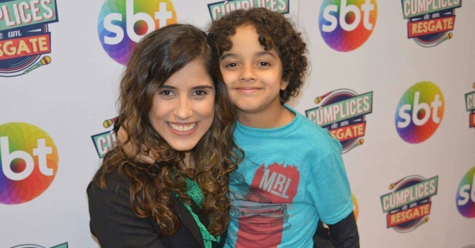 Camila Camargo posa com Leonardo Oliveira, um de seus filhos em 