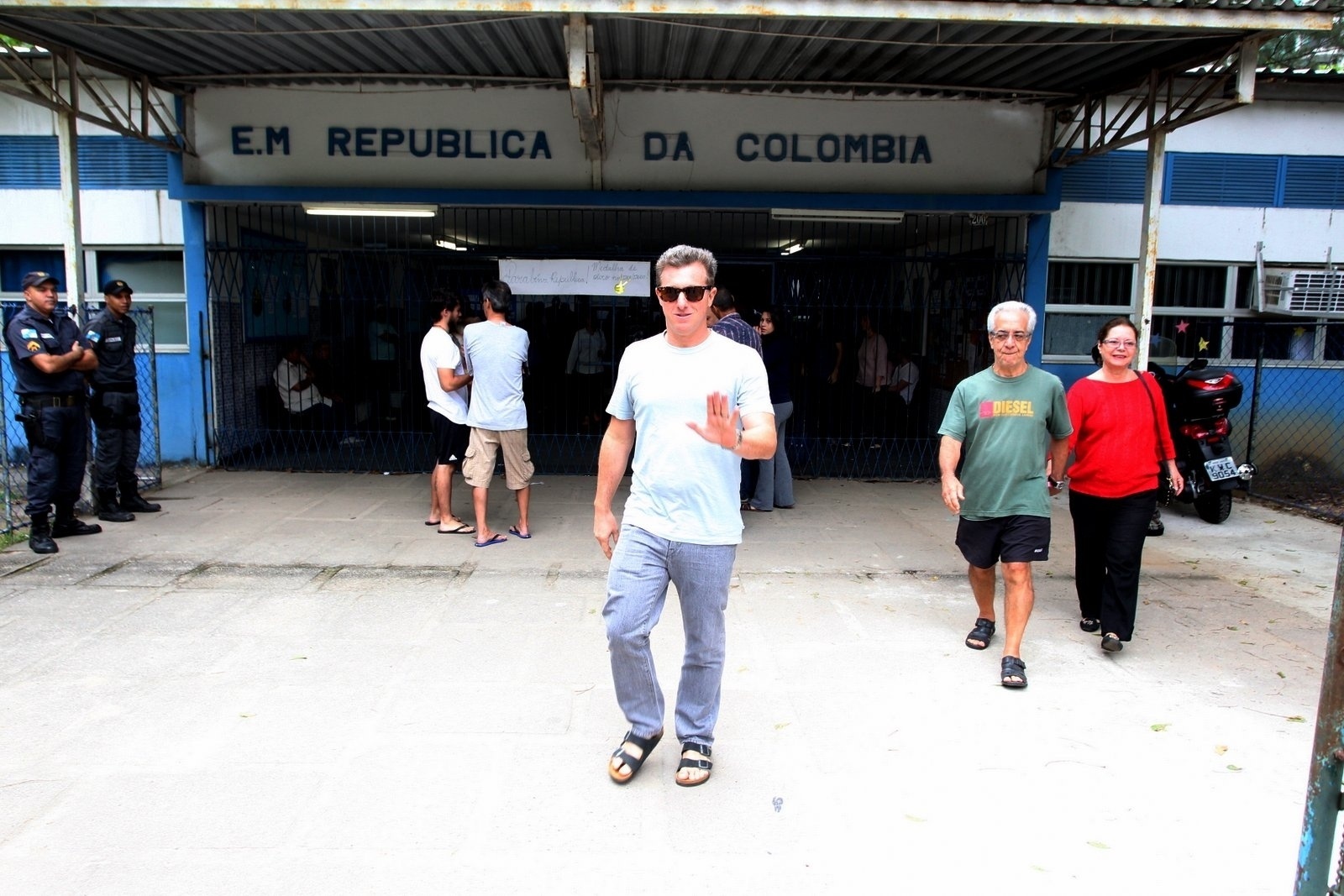 30.out.2016 - Luciano Huck foi a uma escola da Barra da Tijuca, zona oeste do Rio, para votar no segundo turno das eleições municipais - AgNews