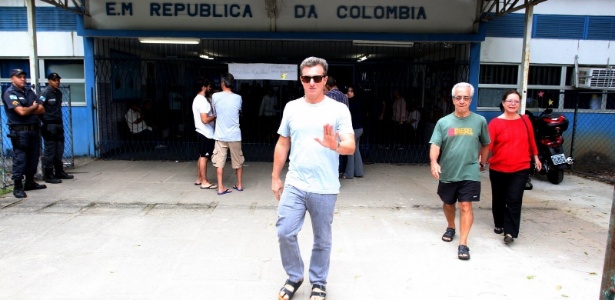 Luciano Huck em escola da Barra da Tijuca, zona oeste do Rio, para votar no segundo turno das eleições municipais de 2016