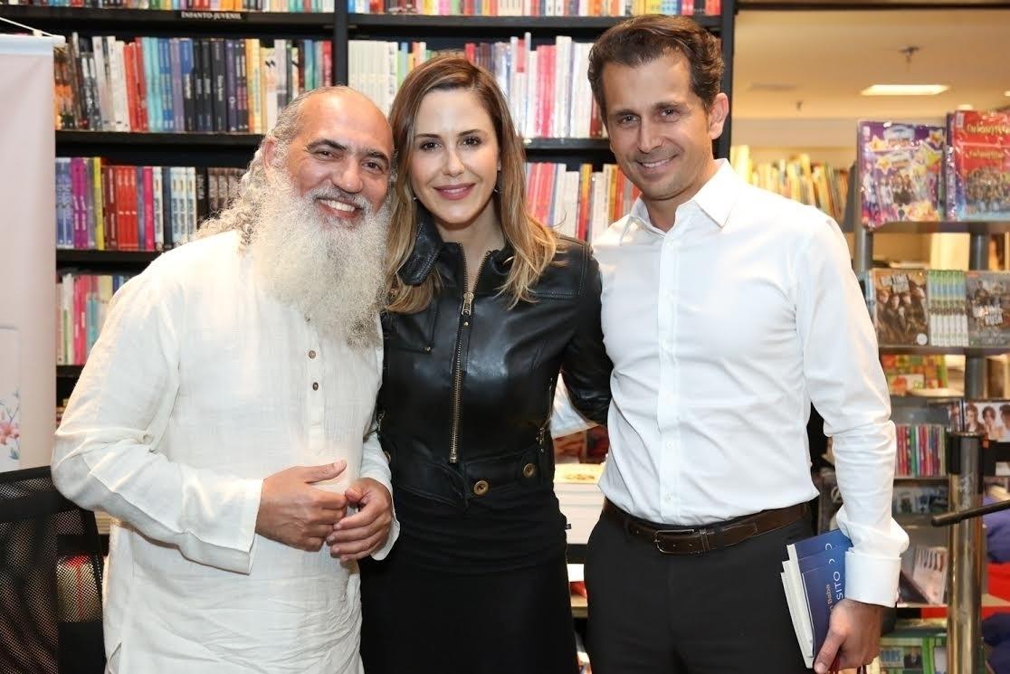 6.dez.2016 - Guilhermina Guinle e Leonardo Antonelli posam para foto com Sri Prem Baba - Roberto Filho /Brazil News