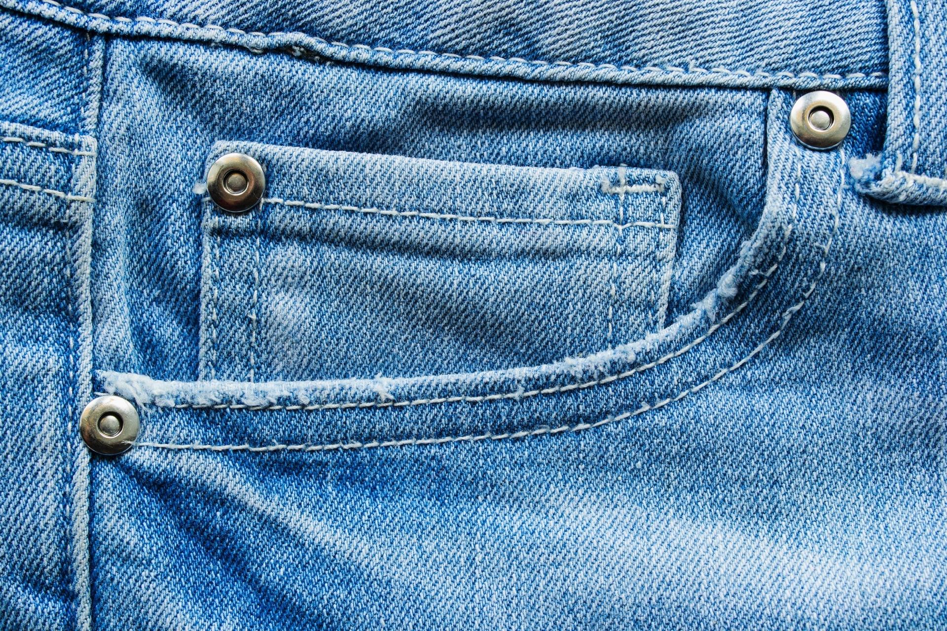Pequeno bolso na calça jeans - iStock