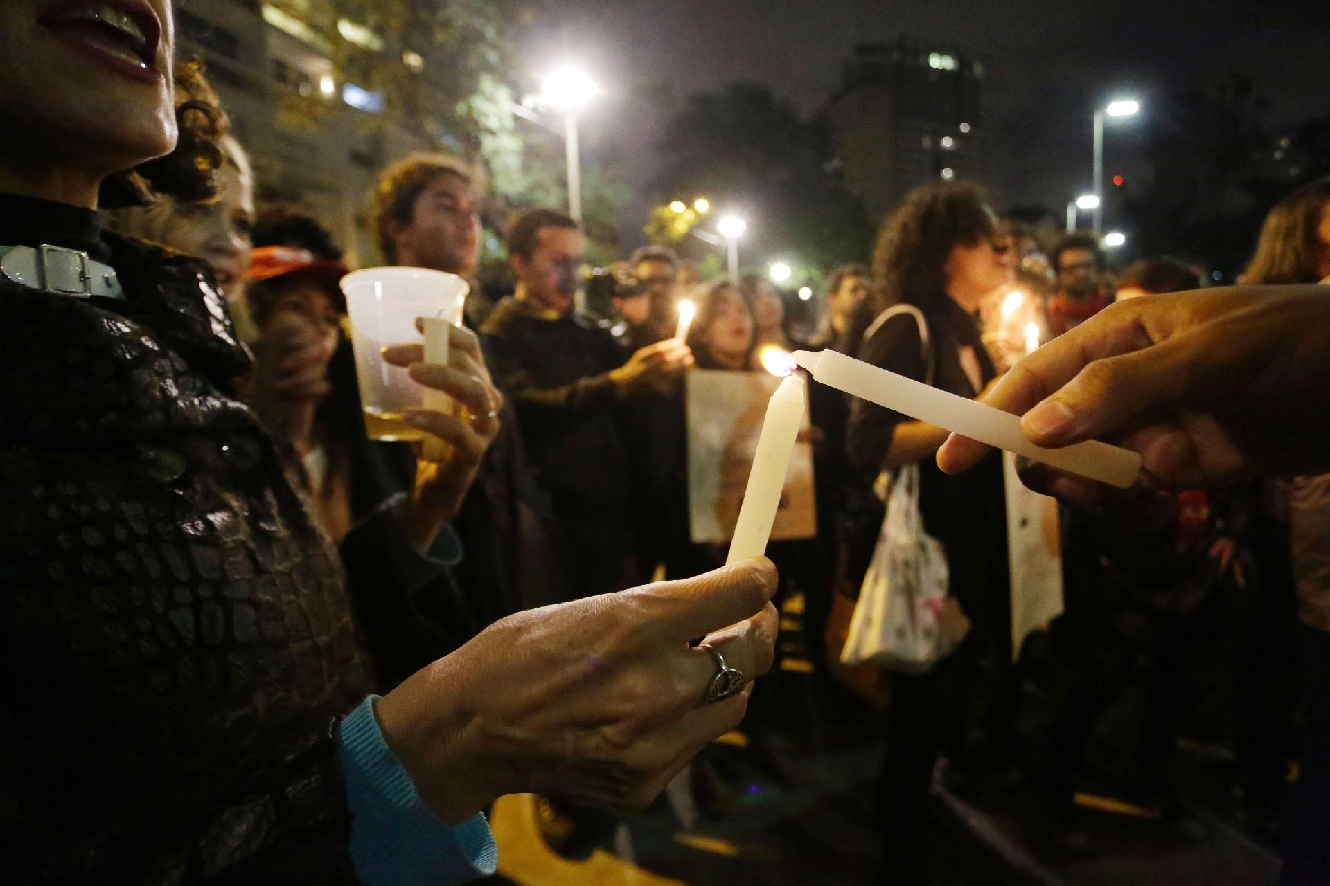 Fãs acendem velas e cantam músicas em memória do cantor cearense Belchior, na Praça Roosevelt, no centro de São Paulo - Nelson Antoine/Estadão Conteúdo