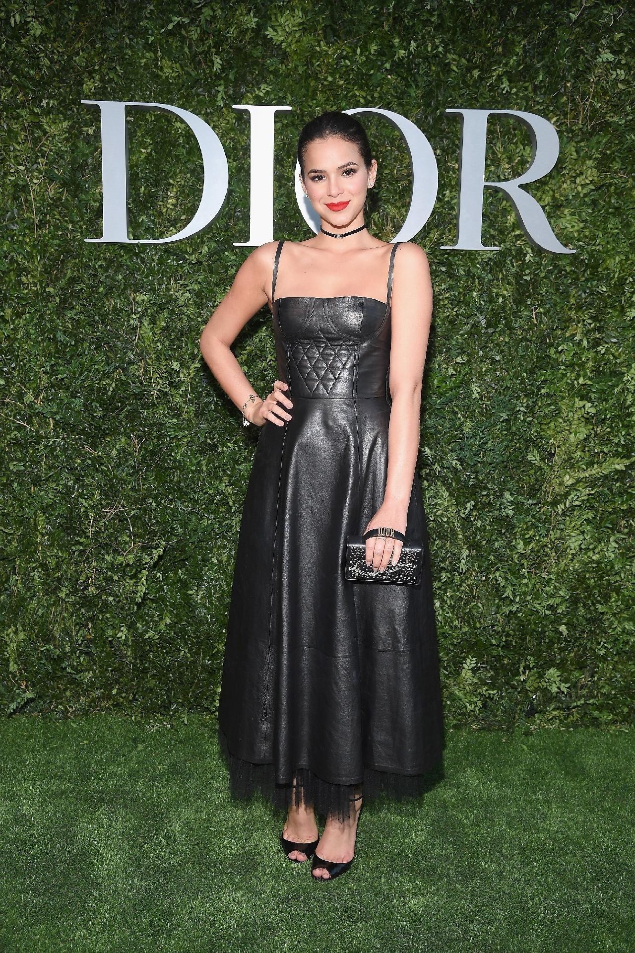 Na capital francesa, Bruna Marquezine foi a uma exposição em homenagem a Christian Dior na segunda-feira (3) - Getty Images