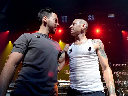 Mike Shinoda e Chester Bennington durante show do Linkin Park no iHeartRadio Theater em Burbank, na Califórnia - Getty Images