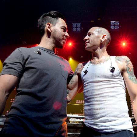 Mike Shinoda e Chester Bennington durante show do Linkin Park no iHeartRadio Theater em Burbank, na Califórnia - Getty Images