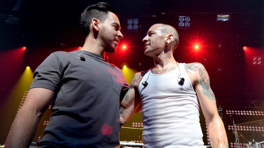 Mike Shinoda e Chester Bennington durante show do Linkin Park na Califórnia - Getty Images