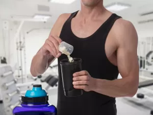 Quem deve tomar whey protein? Suplemento não é só para 'maromba'