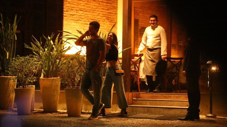 Isis Valverde deixa restaurante dando risada após se assustar com barata - AgNews - AgNews