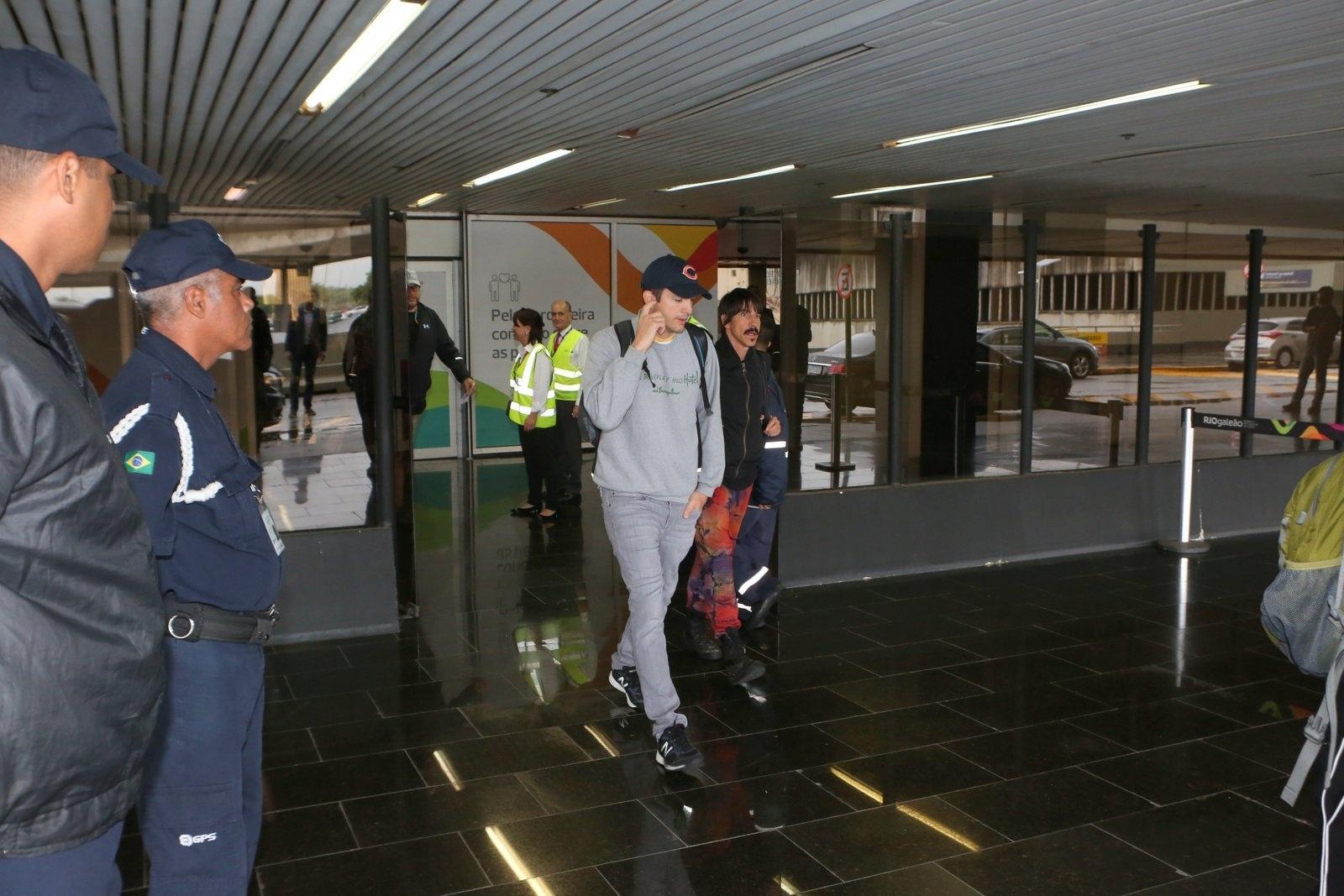 Asthon Kutcher e Anthony Kiedis, do Red Hot Chili Peppers, chegam no Brasil para o casamento do empresário Guy Oseary - AgNews