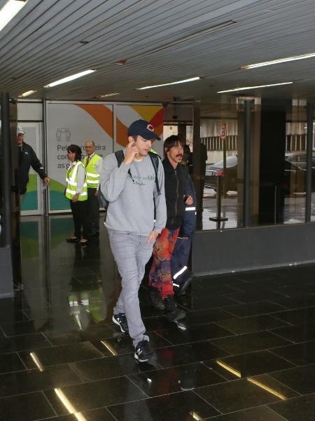 Asthon Kutcher e Anthony Kiedis, do Red Hot Chili Peppers, chegam no Brasil para o casamento do empresário Guy Oseary  - AgNews - AgNews