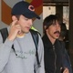 Asthon Kutcher e Anthony Kiedis, do Red Hot Chili Peppers, chegam no Brasil para o casamento do empresário Guy Oseary - AgNews