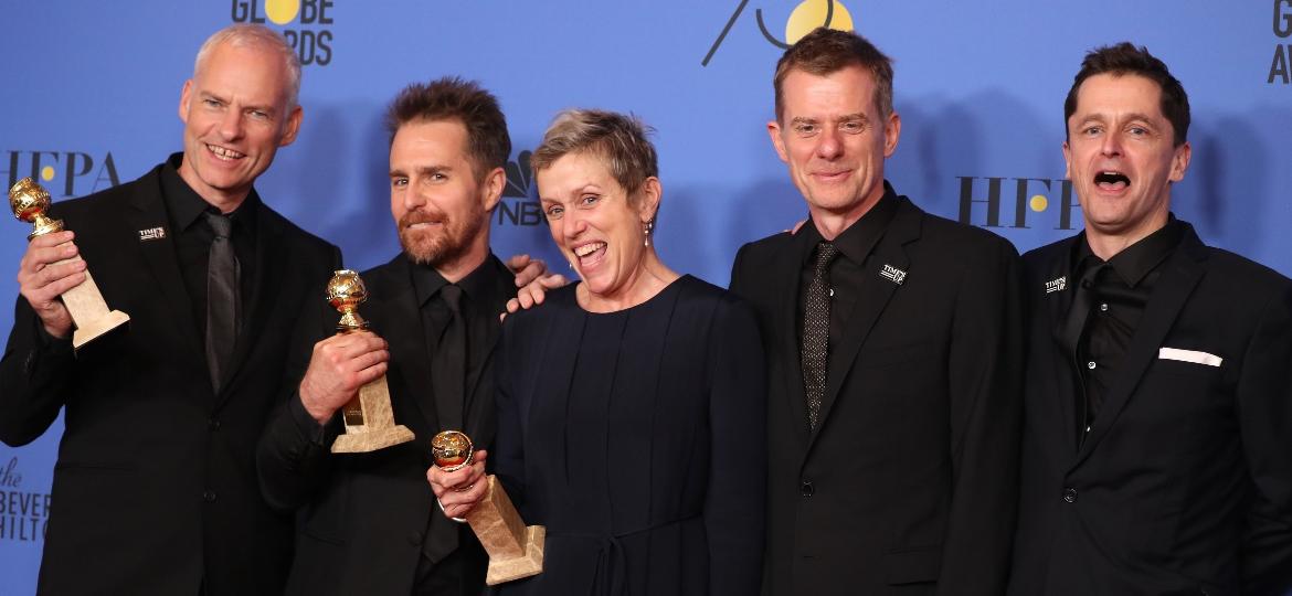 O diretor Martin McDonagh e o elenco de "Três Anúncios para um Crime" após a vitória no Globo de Ouro - REUTERS/Lucy Nicholson