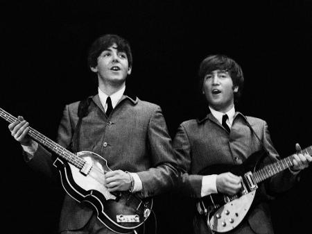 John Lennon e Paul McCartney em show dos Beatles - Mike Mitchell/Omega Auctions