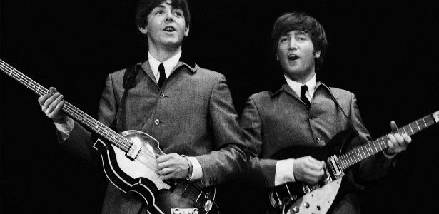 John Lennon e Paul McCartney em show dos Beatles - Mike Mitchell/Omega Auctions - Mike Mitchell/Omega Auctions