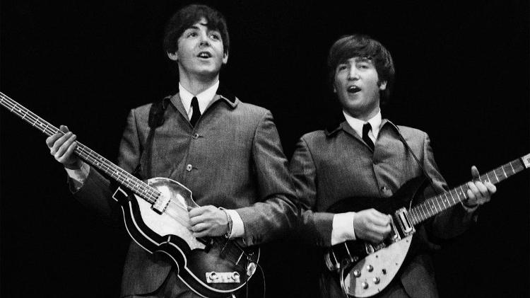 John Lennon e Paul McCartney em show dos Beatles - Mike Mitchell/Omega Auctions - Mike Mitchell/Omega Auctions
