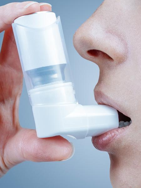 Falta de ar, tosse e chiado no peito ao respirar são sintomas comuns de asma - iStock