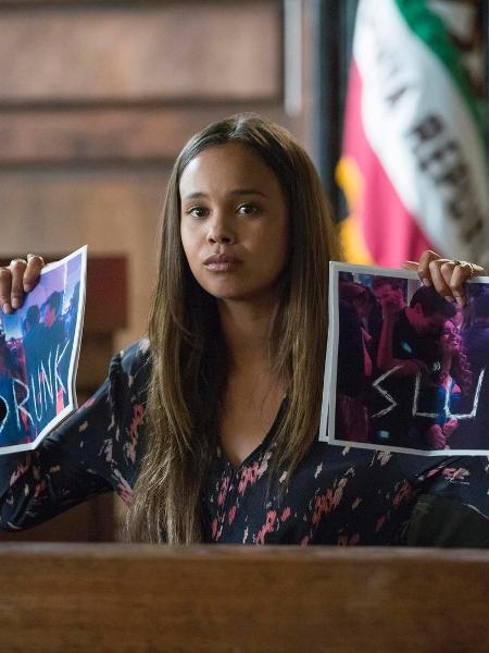Jessica (Alisha Boe) depõe em tribunal e mostra fotos que a chamam de "vadia bêbada" em cena da segunda temporada de "13 Reasons Why" - Divulgação/Netflix - Divulgação/Netflix
