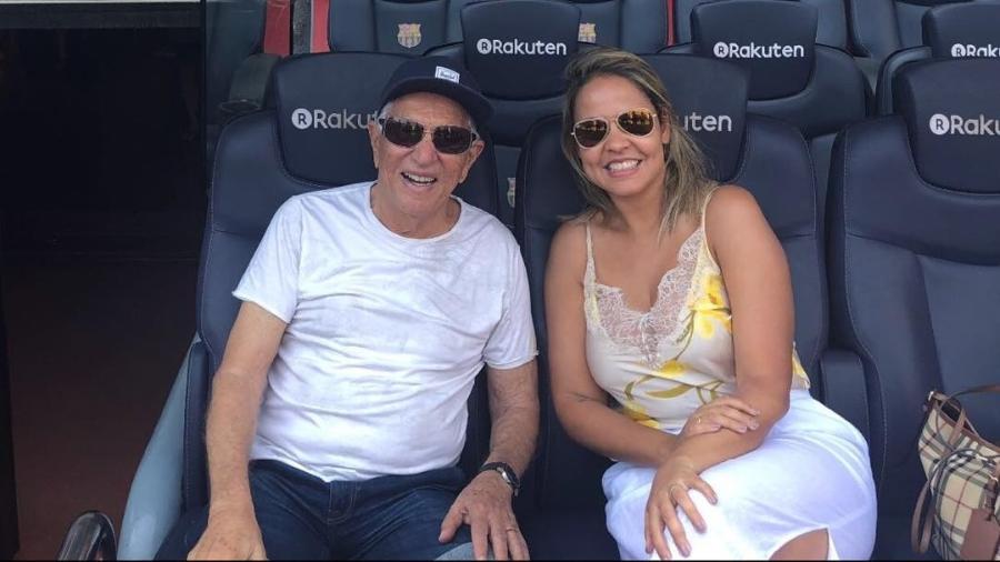 Carlos Alberto de Nóbrega e a mulher, Renata Domingues, conhecem o estádio Camp Nou, do Barcelona - Reprodução/Instagram/calbertonobrega