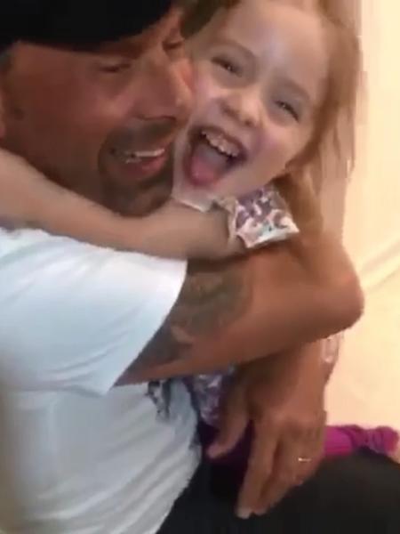 Rafael Ilha reencontra a filha, Laura, após vencer "A Fazenda 10" - Reprodução/Instagram