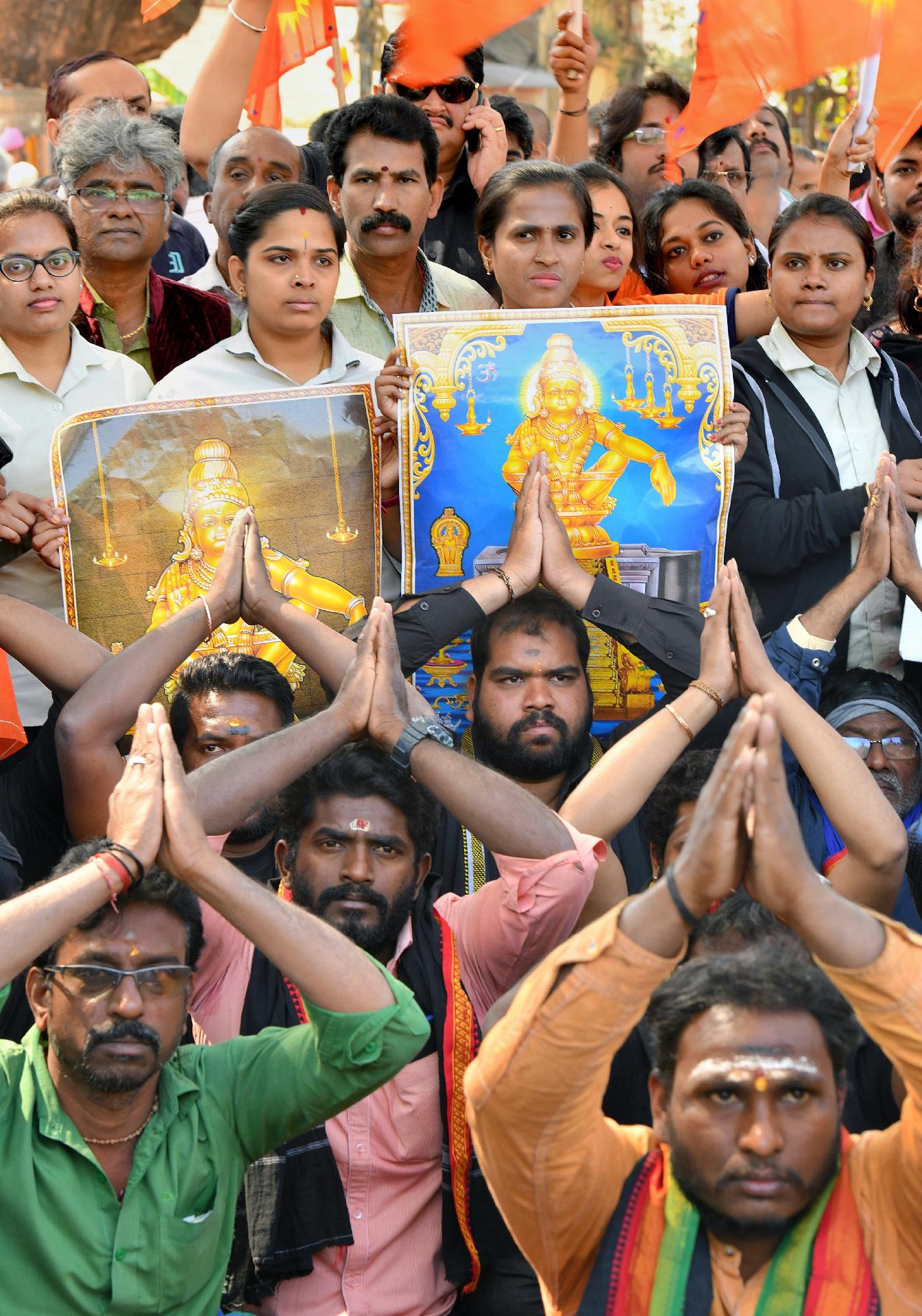 Manifestantes foram às ruas em protestos que geraram ondas de violência para pedir o fim da permissão de que mulheres em idade menstrual frequentem os templos - AFP