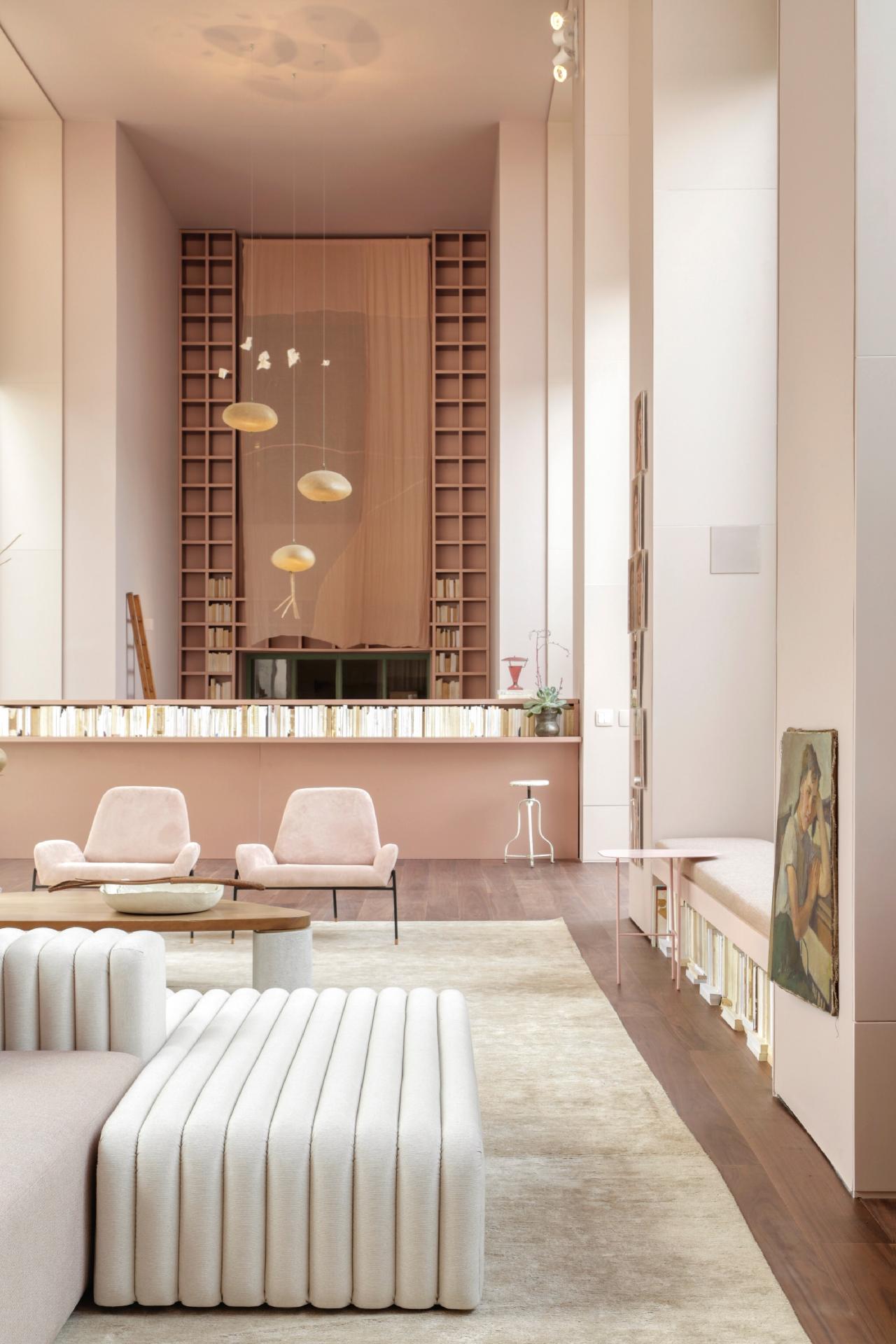 Concebido como uma experiência sensorial, o ambiente da BC Arquitetos aposta em móveis com design assinado, assim como intervenções artísticas e um generoso pé-direito de 7 metros. O piso de nogueira natural contrasta com a paleta de tons rosados, trazendo conforto e a sensação de acolhimento - Denilson Machado/MCA Estúdio | Divulgação
