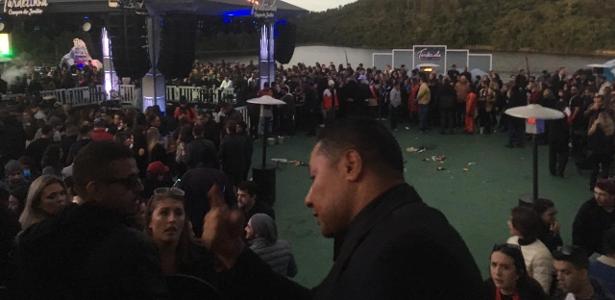 SP: local estava lotado | Estrutura montada em cima de lago cai antes de show de Thiaguinho