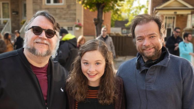 O produtor Guillermo del Toro com a atriz Zoe Margaret Colletti e o diretor André Øvredal no set de Histórias Assustadoras - Divulgação/George Kraychyk - Divulgação/George Kraychyk