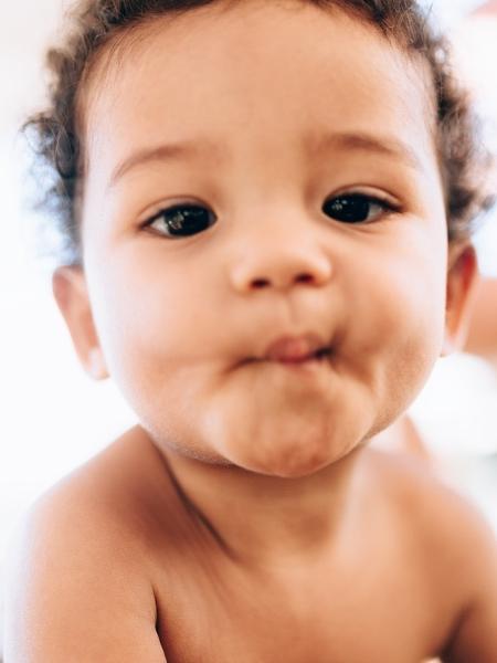 Bebês sofrem atraso no desenvolvimento da linguagem ao não interagirem com outras crianças e adultos - cokada/iStock