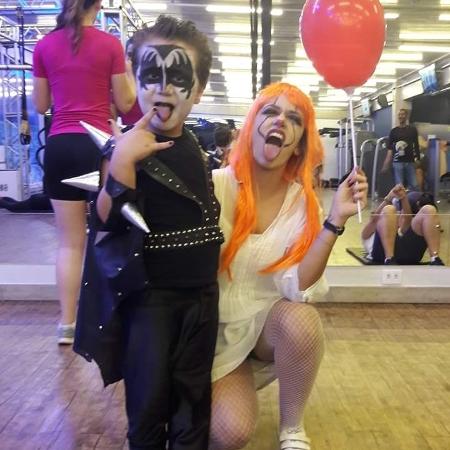 Heitor Labaki se fantasia de Gene Simmons, do Kiss, com a mãe, Aline Labaki - Aline Labaki/Acervo pessoal - Aline Labaki/Acervo pessoal