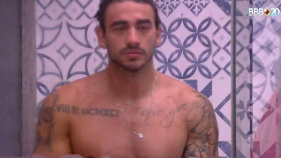 Guilherme conversa com brothers enquanto toma banho no quarto vila - Reprodução/GlobosatPlay