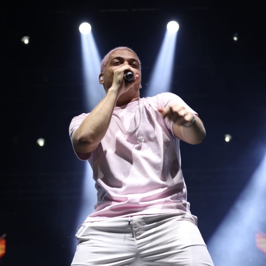 Wesley Safadão faz show e os três filhos assistem do palco