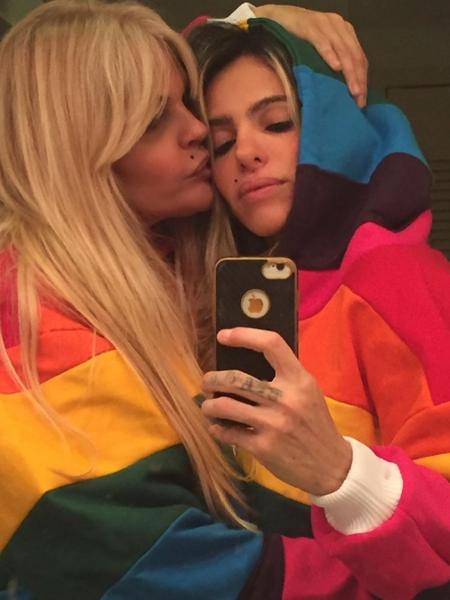 Monique Evans e Cacá Werneck se beijam ao comemorar Orgulho LGBTQ+ - Reprodução/Instagram