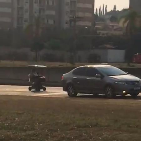Idosa foi filmada dirigindo carrinho elétrico em rodovia de Limeira - Reprodução/Twitter