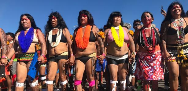 Mulheres indígenas marcham em direção ao Congresso Nacional durante o Acampamento Terra Livre em Brasília, em 26 de abril de 2019