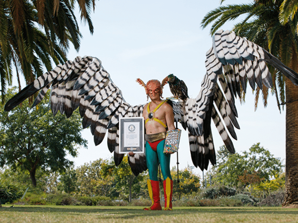 Andy com o certificado do Guinness pelas maiores asas mecânicas em um cosplay