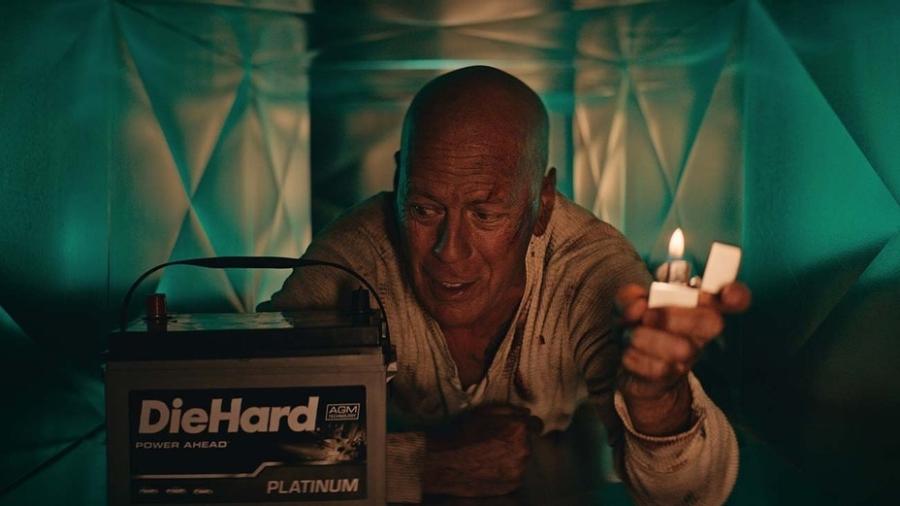 Bruce Willis é John McClane mais uma vez em comercial de bateria de carro - Reprodução/YouTube