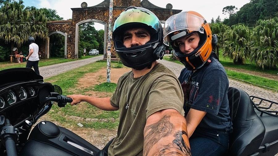 Caio Castro e Grazi Massafera posam na Estrada da Graciosa, no Paraná - Reprodução/Instagram