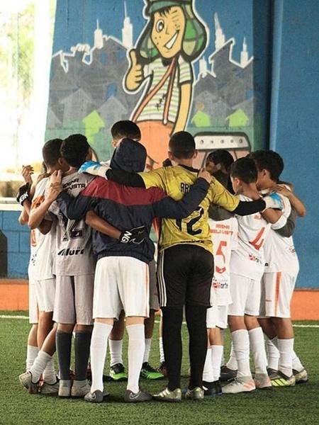 Ação comunitária cria escolinha de futebol sob viaduto no centro de SP -  02/02/2021 - UOL ECOA