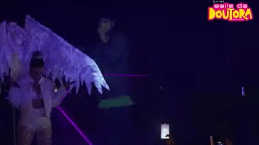 Baile da Doutora: Deolane canta com holograma de MC Kevin - Reprodução/Youtube