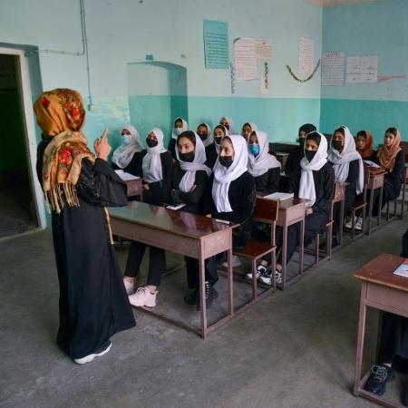 As adolescentes retornaram às aulas em Cabul, mas foram enviadas para casa poucas horas depois - AFP