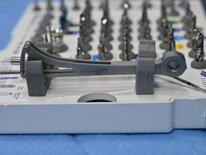 Kit cirúrgico para realização dos implantes pelo Instituto Mais Identidade - Arquivo pessoal - Arquivo pessoal